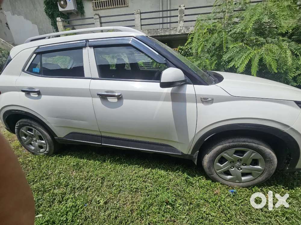 Hyundai Venue 2019 Petrol 43000 Km Driven
5.75