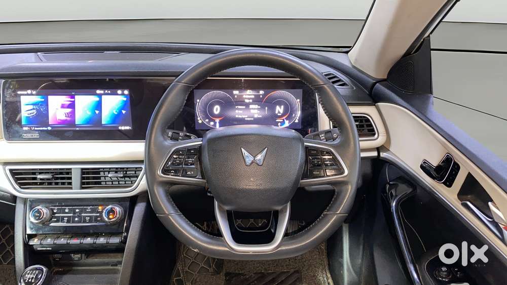 Mahindra Xuv700 2.0 Ax 7 Petrol Mt Str, 2021, Petrol