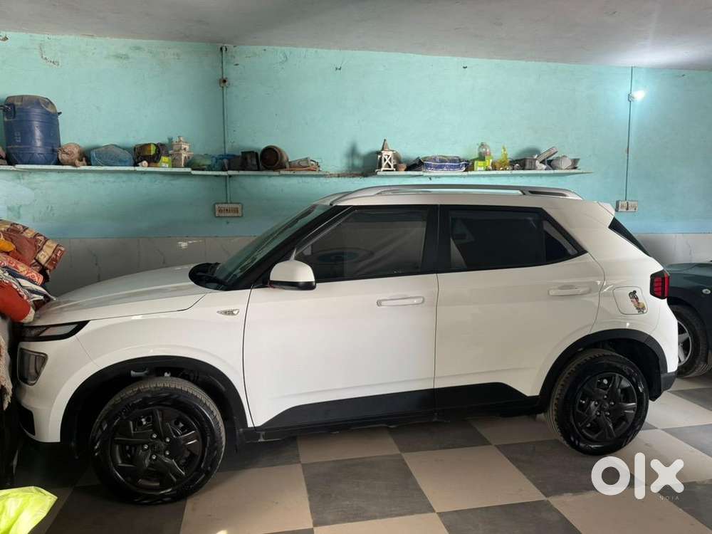 Hyundai Venue 2025 Petrol 3500 Km Driven