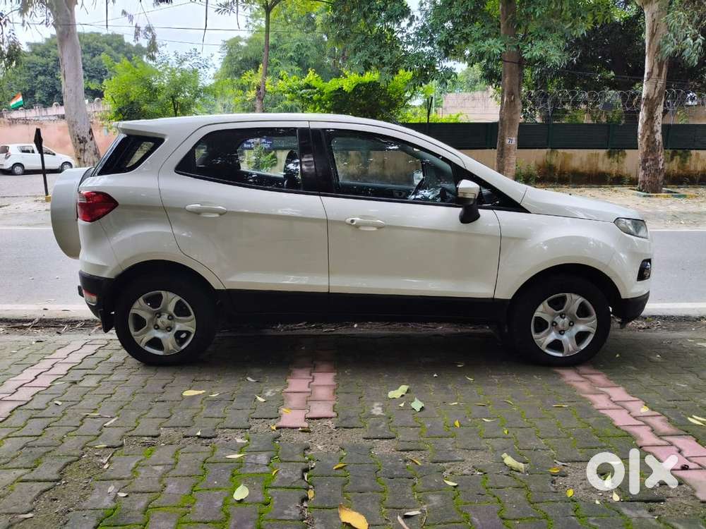 2016 Ford Petrol Car, 67000 Km Driven