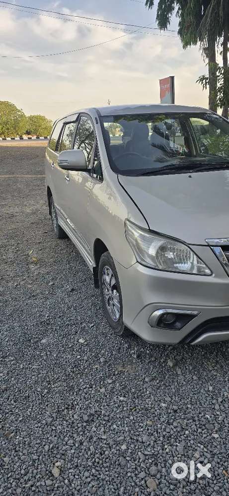 Toyota Innova Car 2.5v 7 Setar