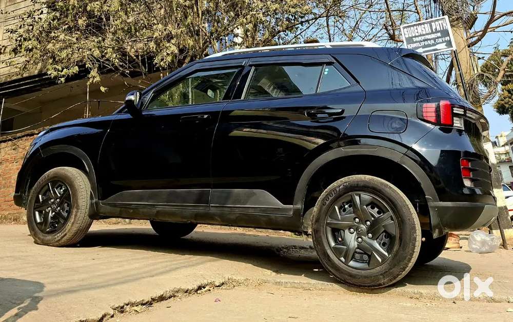 Hyundai Venue 2025 Petrol 6500 Km Driven