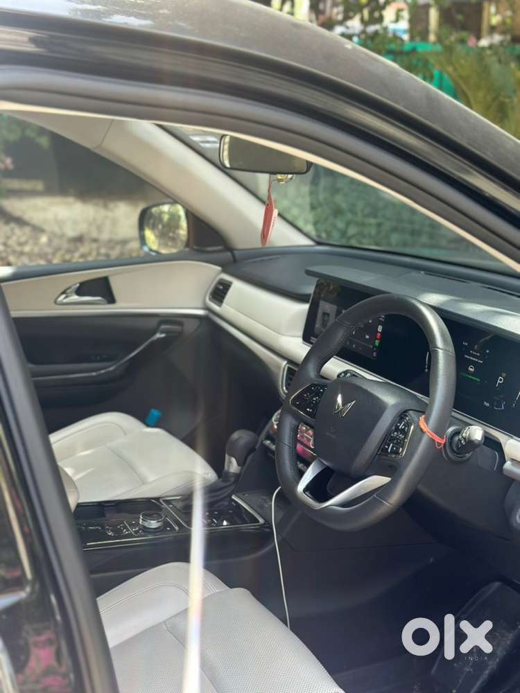 2025 Mahindra Xuv700 Ax7l Petrol At  Top Model  8,000 Km  Like New