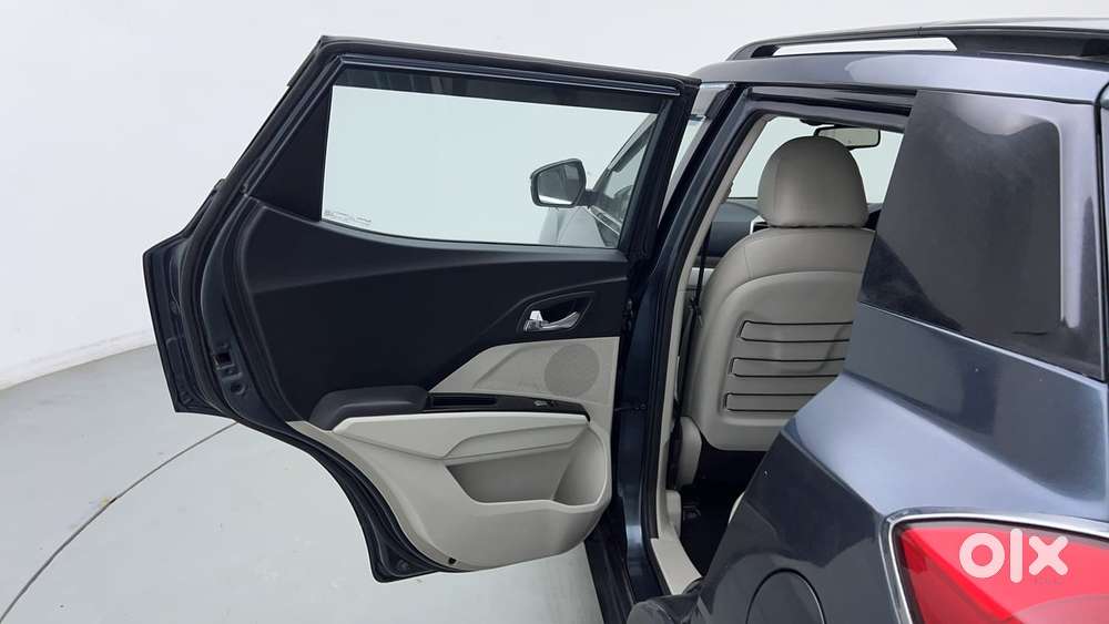 Mahindra Xuv300 1.2 W8 (o) Amt Petrol, 2023, Petrol