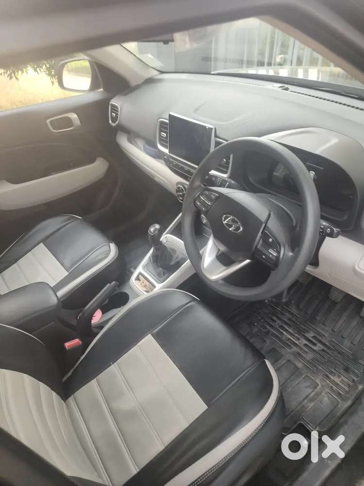 Hyundai Venue 2024 (october )petrol 15000 Km. Fixed Price.