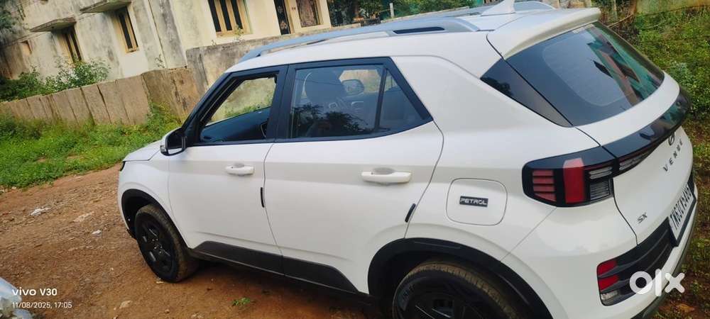 Hyundai Venue 2024 Petrol 28000 Km Driven