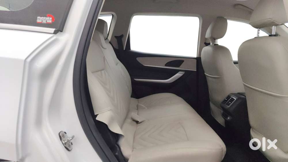 Mahindra Xuv700 2.0 Mx Petrol Mt 5 Str, 2022, Petrol