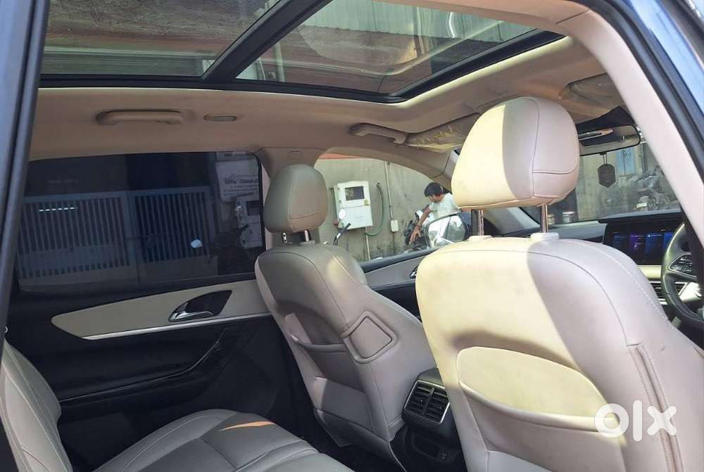 Mahindra Xuv700 2.0 Ax 7 Petrol Mt Str, 2022, Petrol