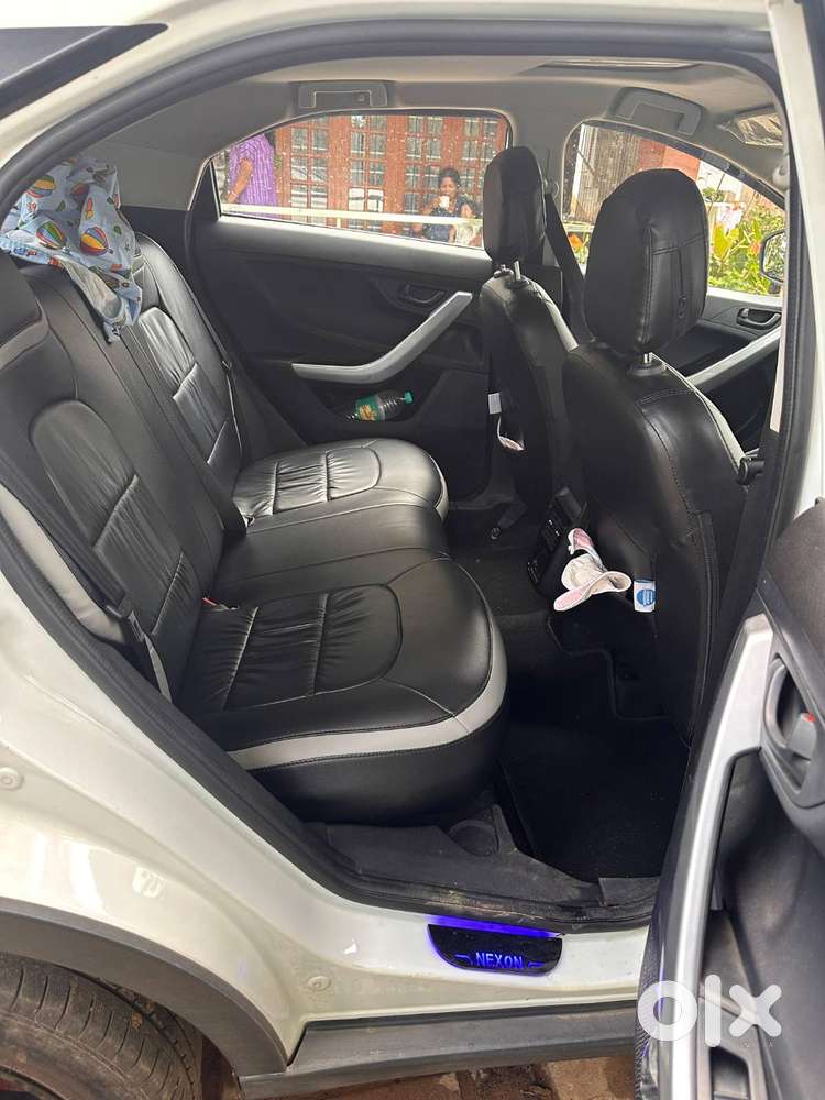 Tata Nexon Xm (sunroof) - Petrol