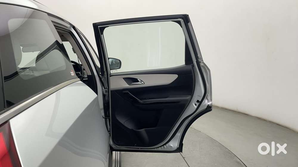 Mahindra Xuv700 2.0 Ax 7 Petrol At Luxury Pack Str, 2022, Petrol