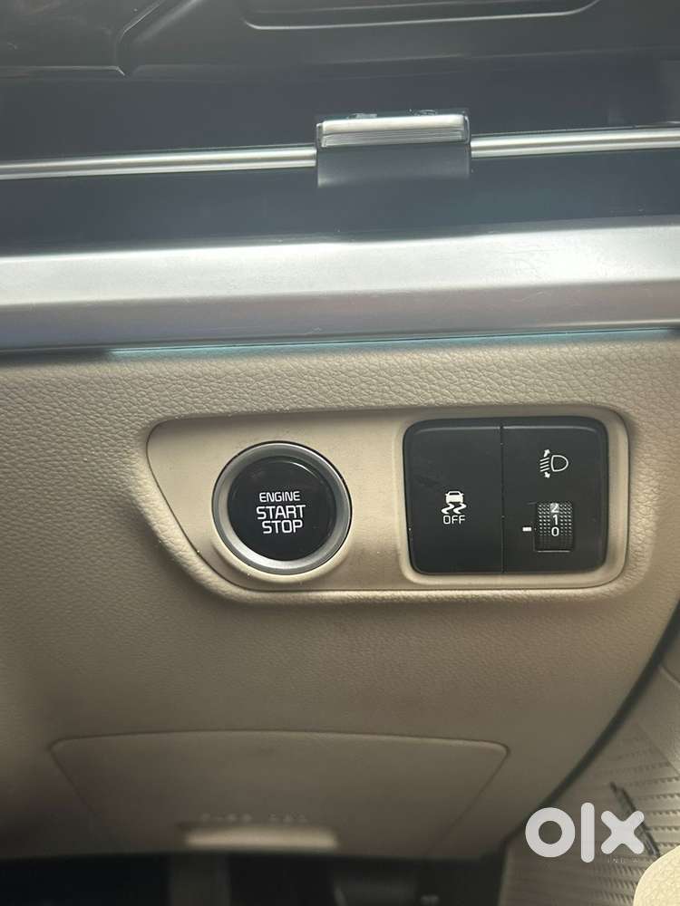 Kia Carens Luxury Plus With Sunroof Top Model Car