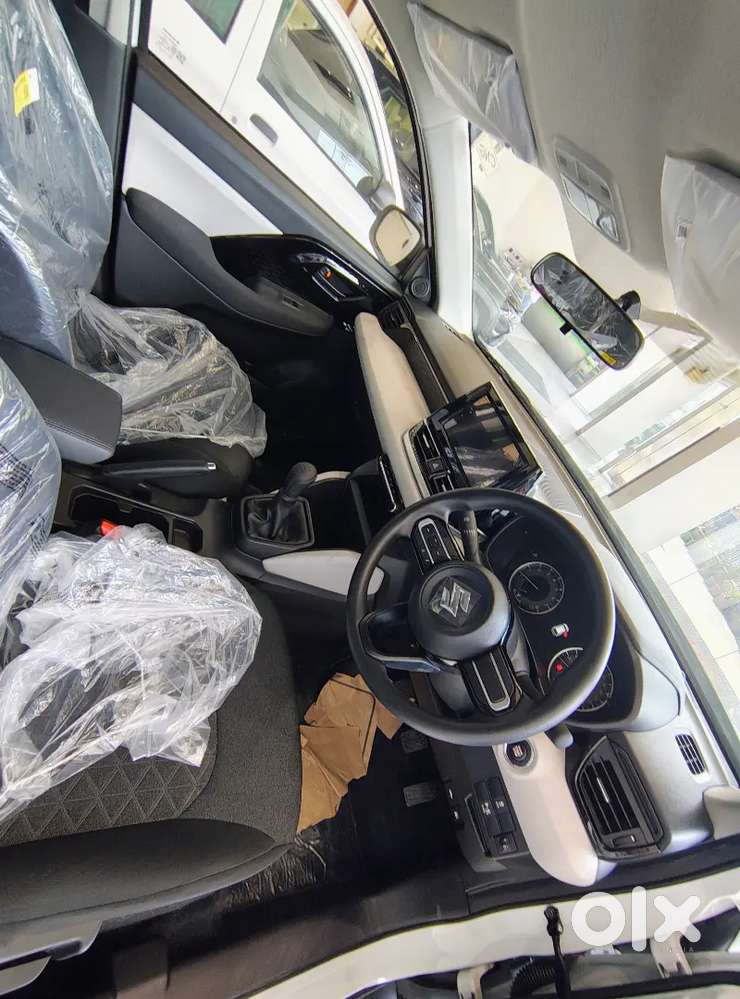 Victoris Lxi Cng White New Showroom Car 0 Km