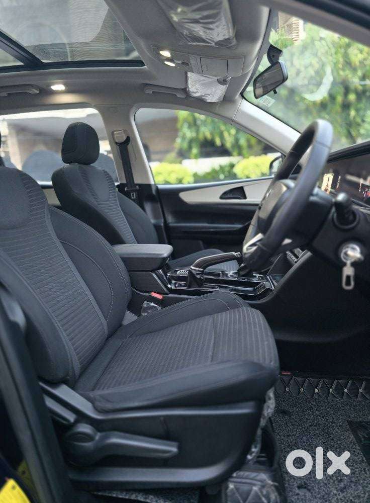 Mahindra Xuv700 2.2 Ax 5 Diesel At Str, 2022, Diesel