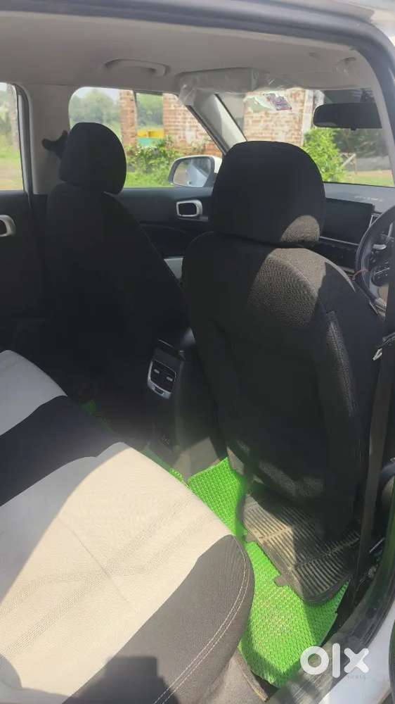 Hyundai Venue 2025 Petrol 14000 Km Driven