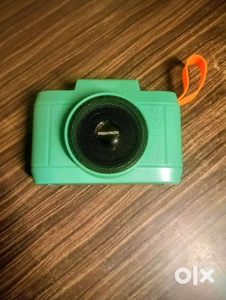 Pick Pack Stay tuned Camera wireless speaker