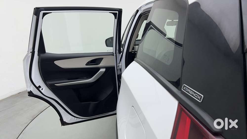 Mahindra Xuv700 2.0 Ax 5 Petrol Mt 7 Str, 2024, Petrol