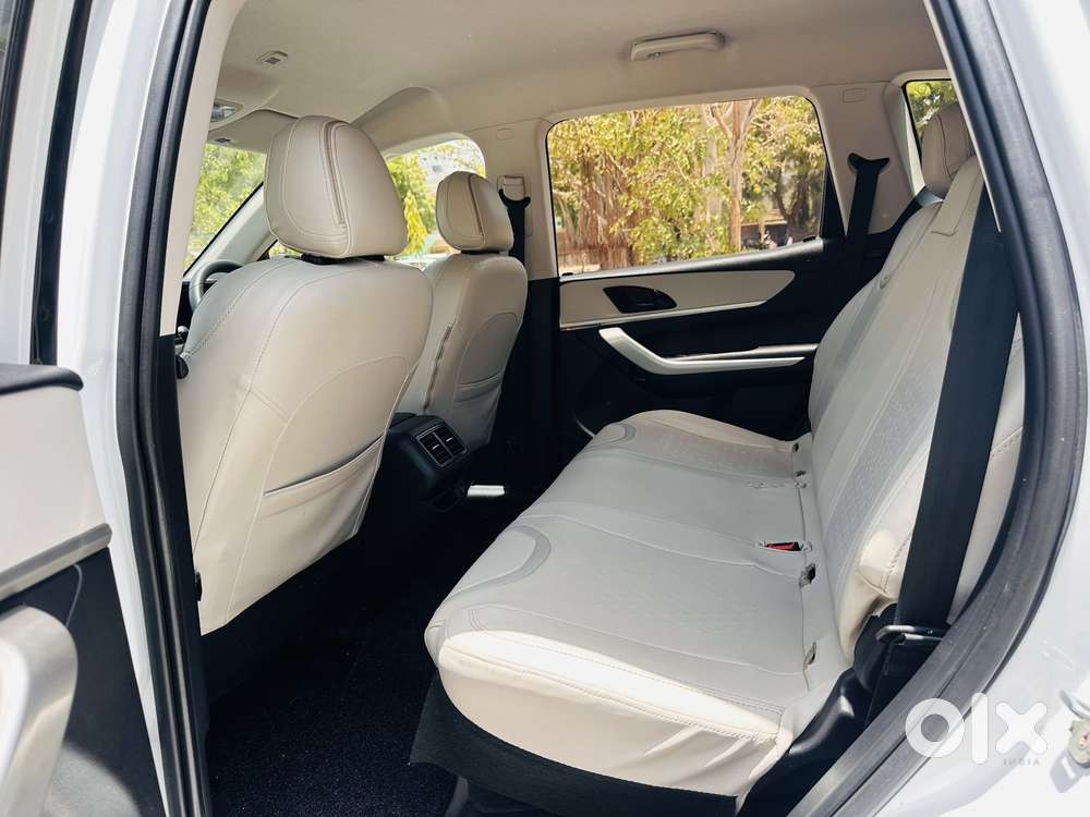 Mahindra Xuv700 2.0 Mx Petrol Mt 5 Str, 2022, Petrol