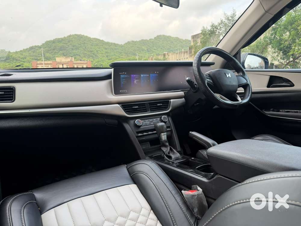 Mahindra Xuv700 2.0 Ax 5 Petrol At Str, 2023