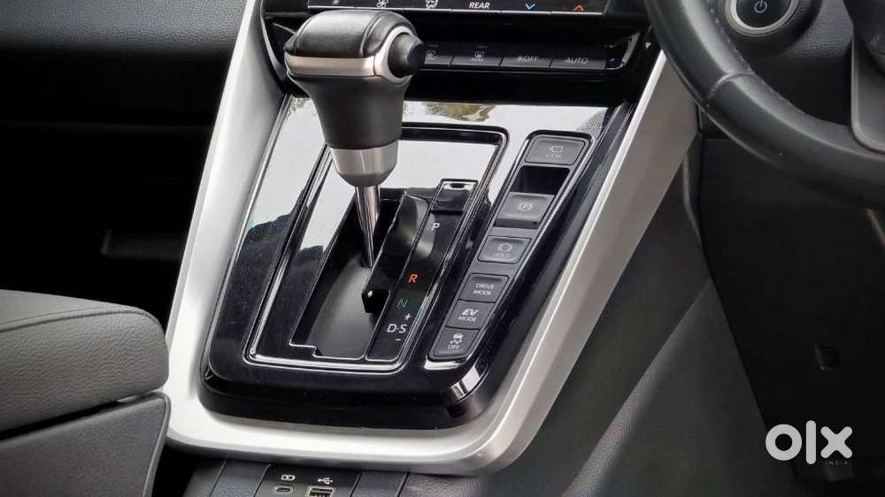 Toyota Innova Hycross 2.0 Vx Hybrid 8 Str, 2023, Petrol