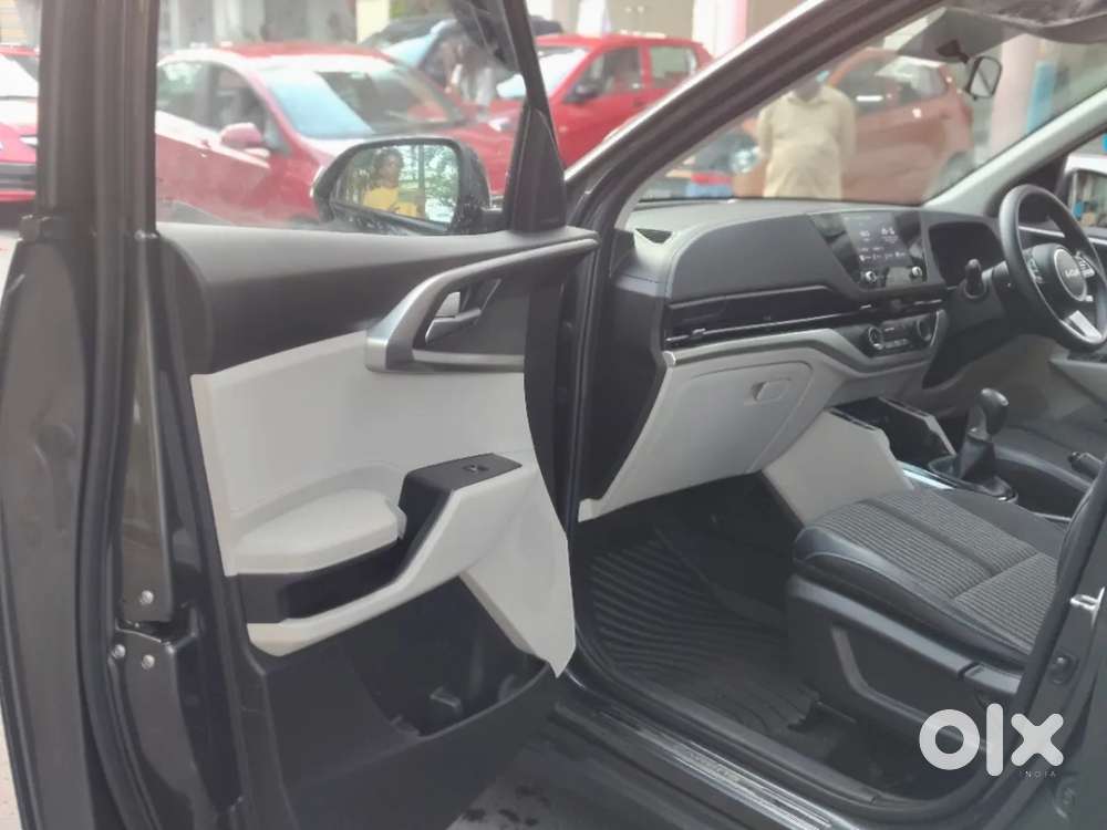 Kia Carens 1.5 Premium 7 Str, 2023, Petrol