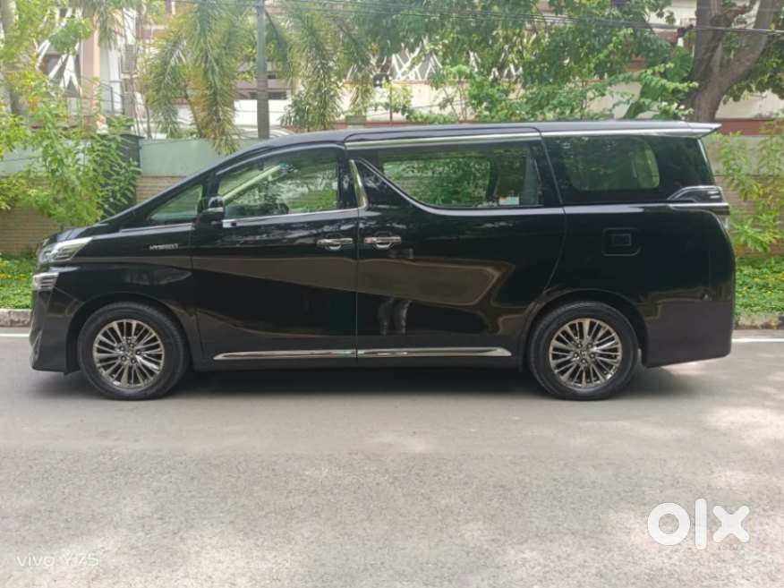 Toyota Vellfire 2.5 Executive Lounge, 2021, Cng & Hybrids