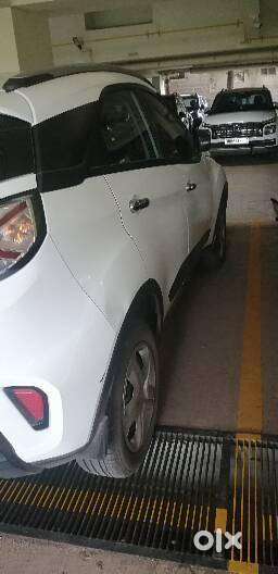 Petrol Nexon With Sunroof And 6 Gears