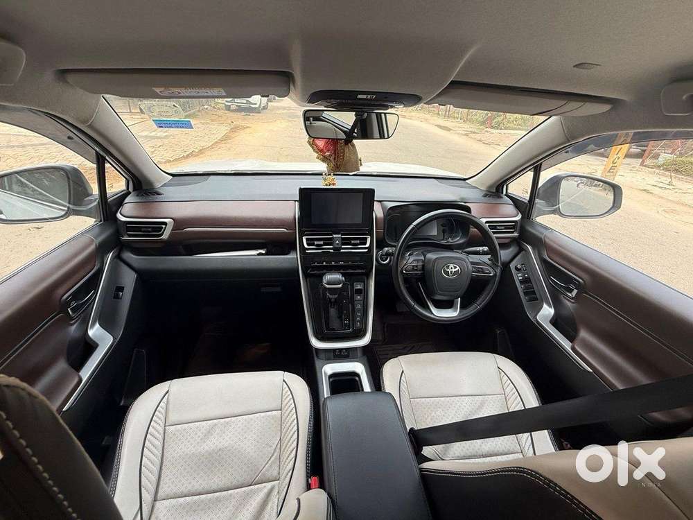 Toyota Innova Hycross