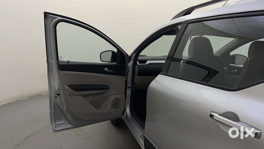 Renault Triber Rxz, 2023, Petrol