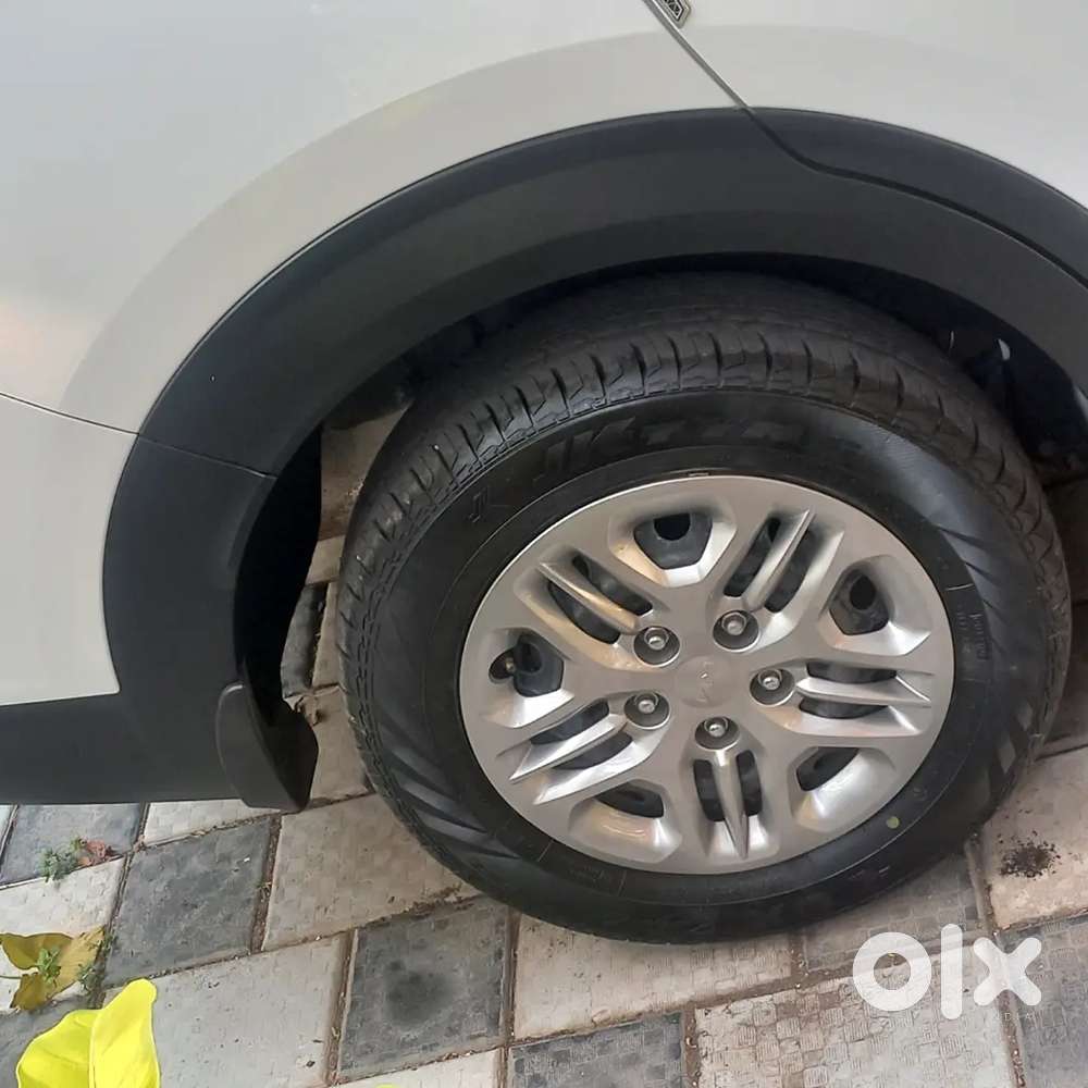 Kia Carens 2022 Petrol 15400 Km Driven Showroom Condition