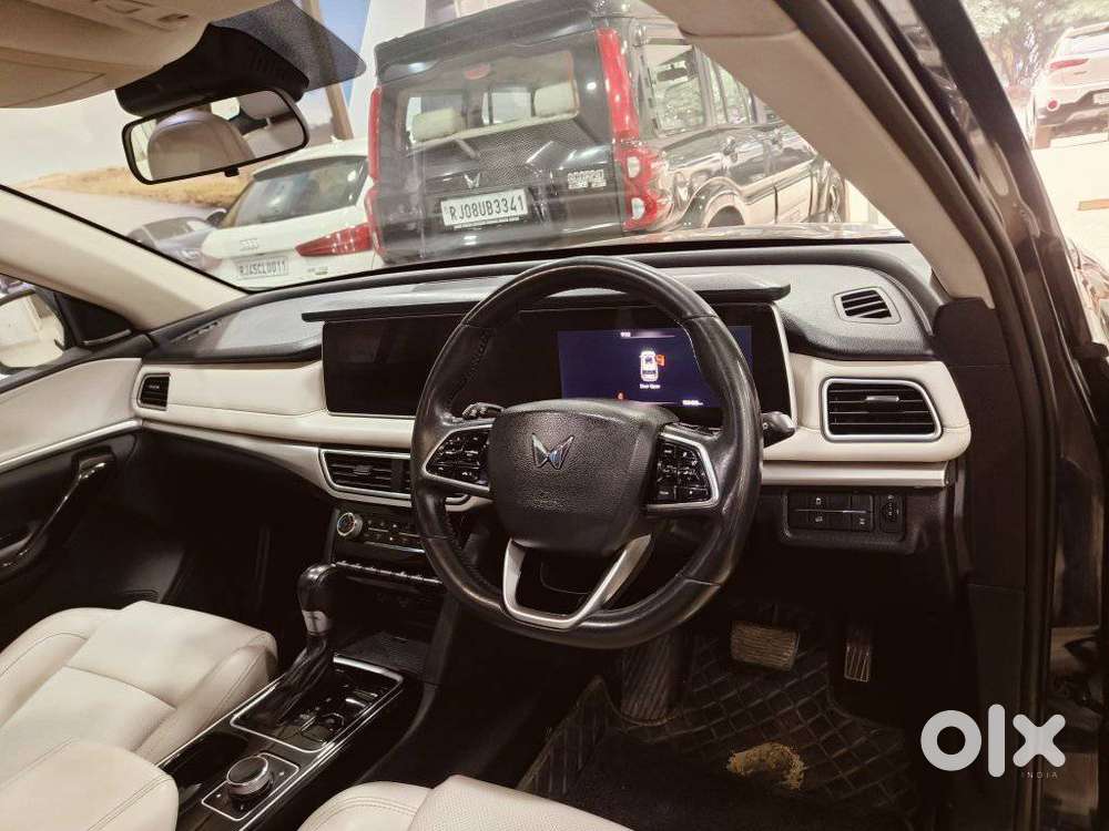 Mahindra Xuv700 2.2 Ax 7 Diesel At Luxury Pack Str Awd, 2022, Diesel