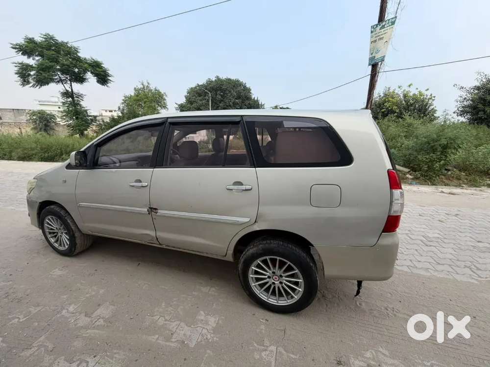 Toyota Innova Petrol 2012