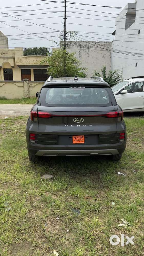 New Hyundai Venue 2025 Petrol 6100 Km Driven And 6 Months Old