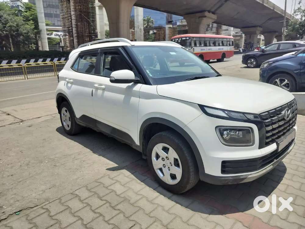 Hyundai Venue 2023 Petrol 33000 Km Driven