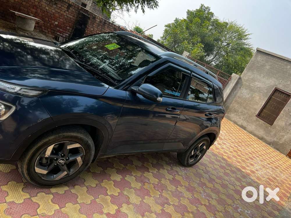 Hyundai Venue Diesel 2020 . Top Model With Sunroof With Service Record