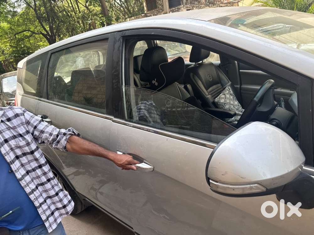 Mahindra Marazzo M6 8str