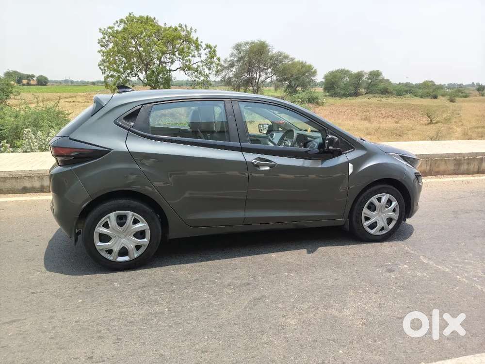 Tata Altroz Sunroof Available