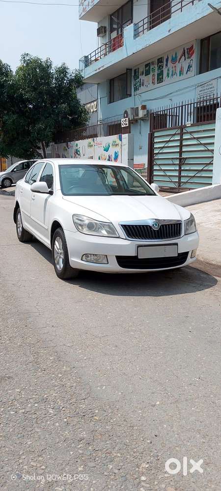 Skoda Laura Ambiente 2.0 Tdi Cr Manual, 2011, Diesel