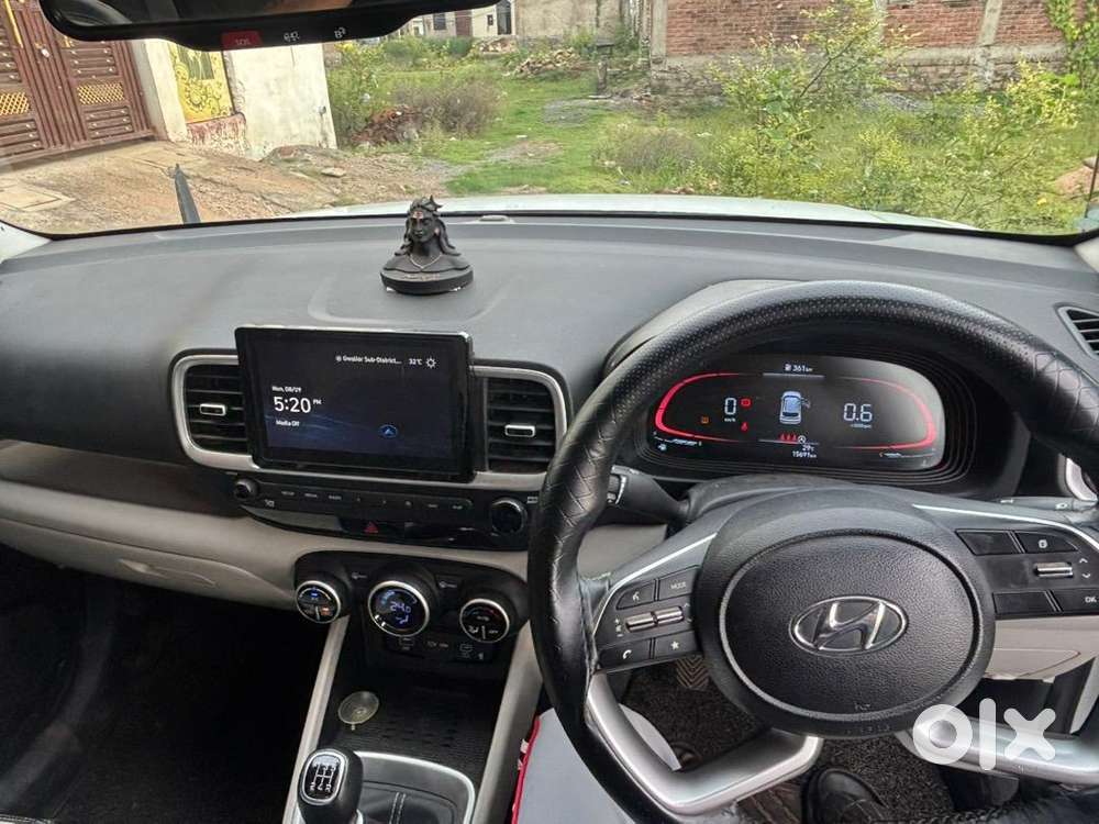 Hyundai Venue 2024 Petrol Well Maintained