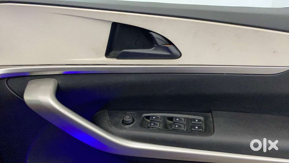 Mahindra Xuv700 2.0 Mx Petrol Mt 5 Str, 2023, Petrol