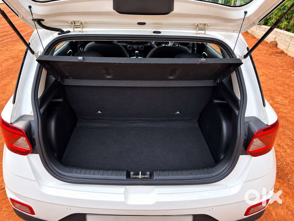 Hyundai Venue Petrol 2019 Only 30k Km Driven