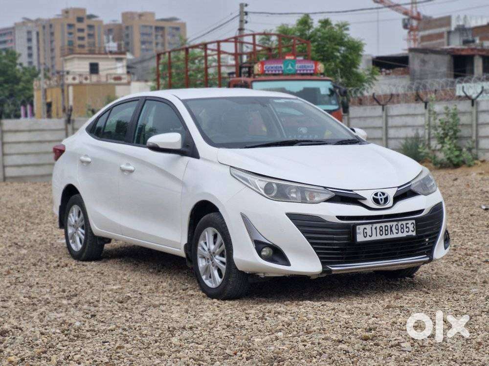 Toyota Yaris V Cvt, 2018, Petrol