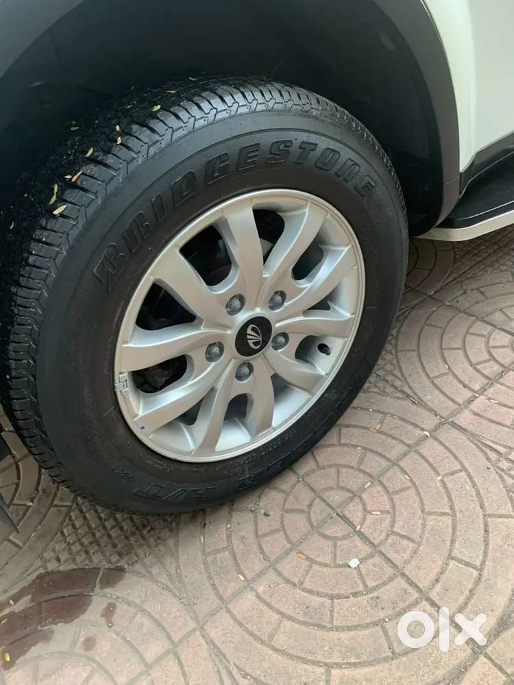 Mahindra Xuv500 2017 Diesel Manual Pearl White Top Model