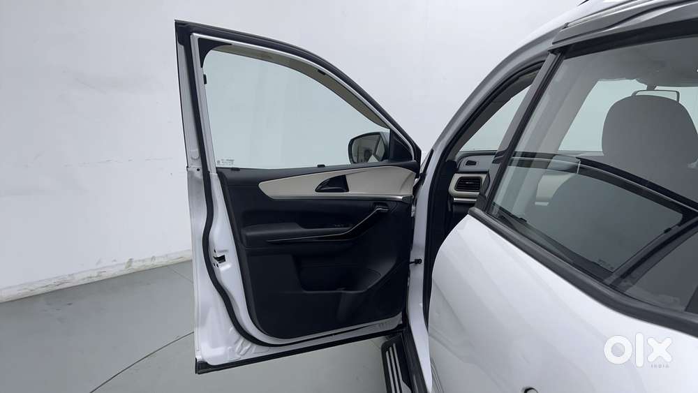 Mahindra Xuv700 2.2 Ax 5 Diesel At Str, 2023, Diesel