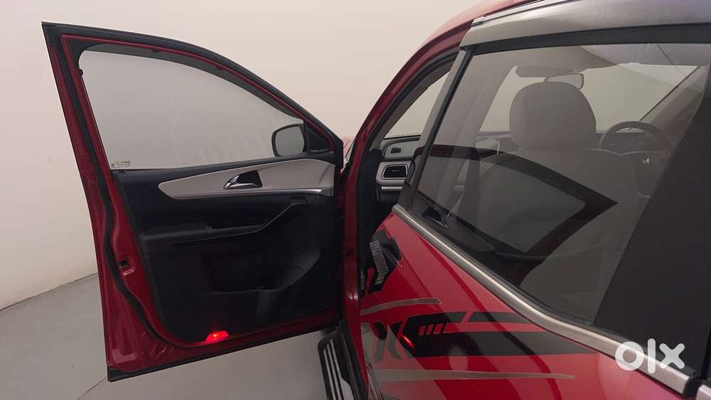 Mahindra Xuv700 2.0 Ax 7 Petrol At Luxury Pack Str, 2021, Petrol