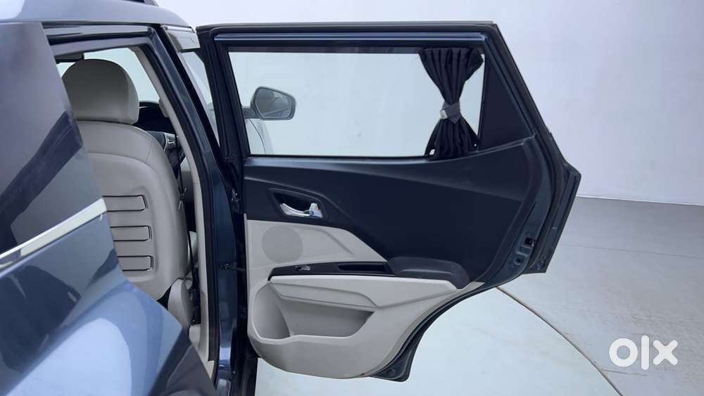 Mahindra Xuv300 1.2 W8 (o) Amt Petrol, 2021, Petrol