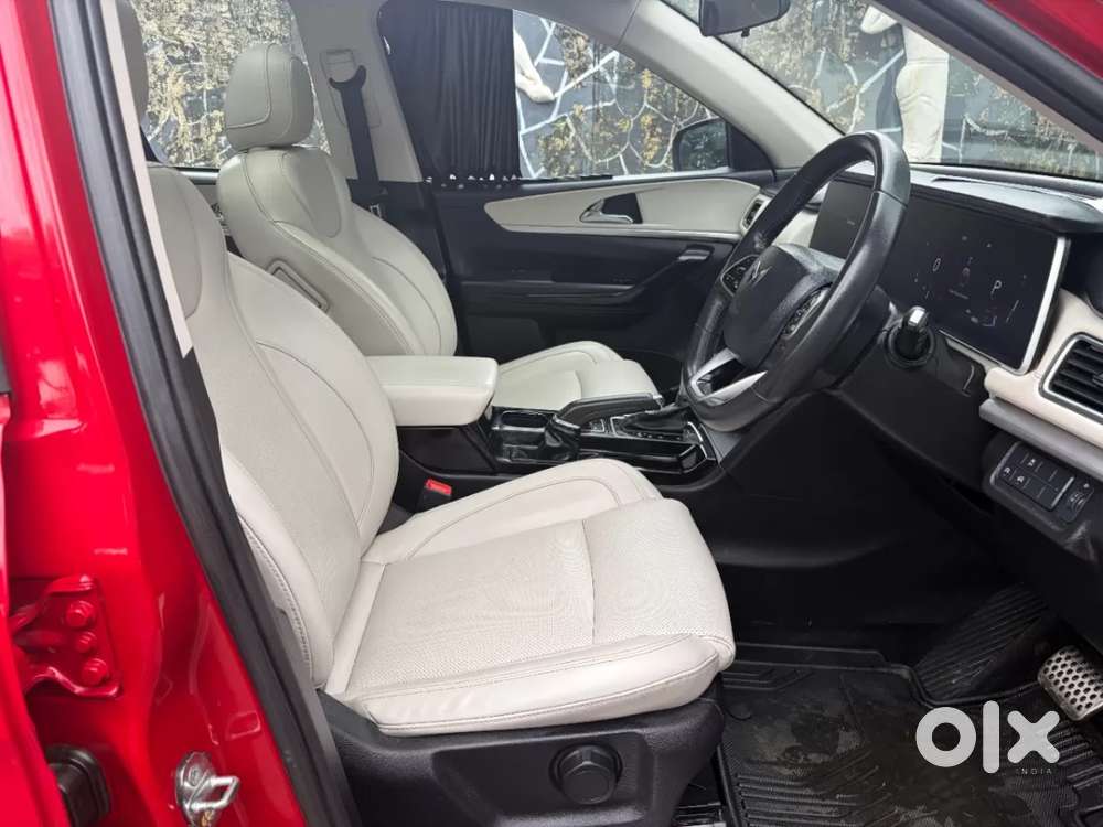 Mahindra Xuv700 2.0 Ax 7 Petrol At Str, 2023, Petrol