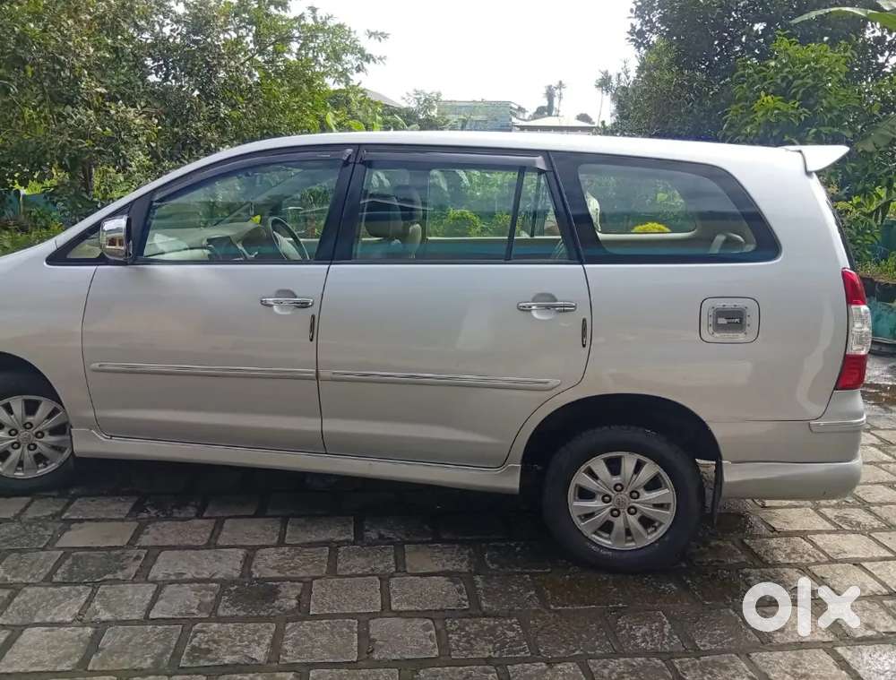 Toyota Innova 2.5 V 7 2011