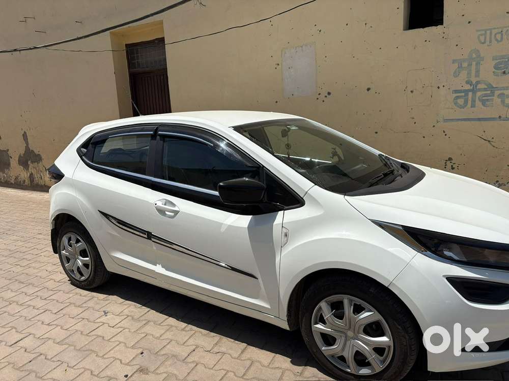 Tata Altroz Petrol 2025