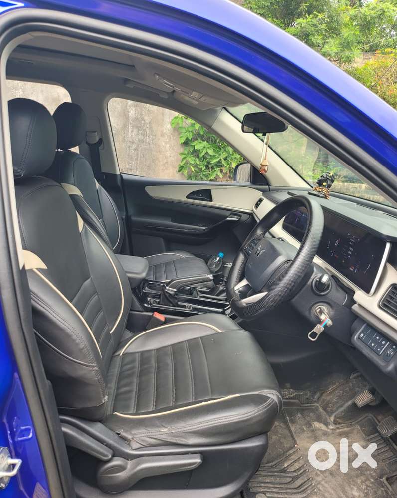 Mahindra Xuv700 2.0 Ax 5 Petrol Mt 7 Str, 2022, Petrol