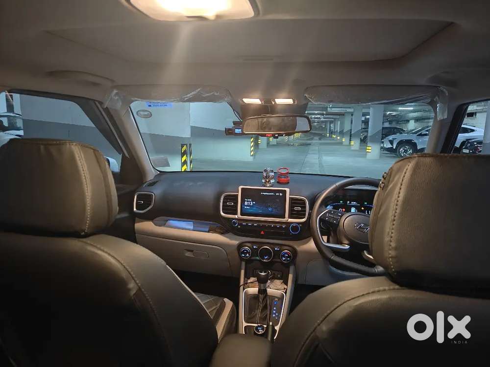 Hyundai Venue 2025 Petrol 6000 Km Driven
